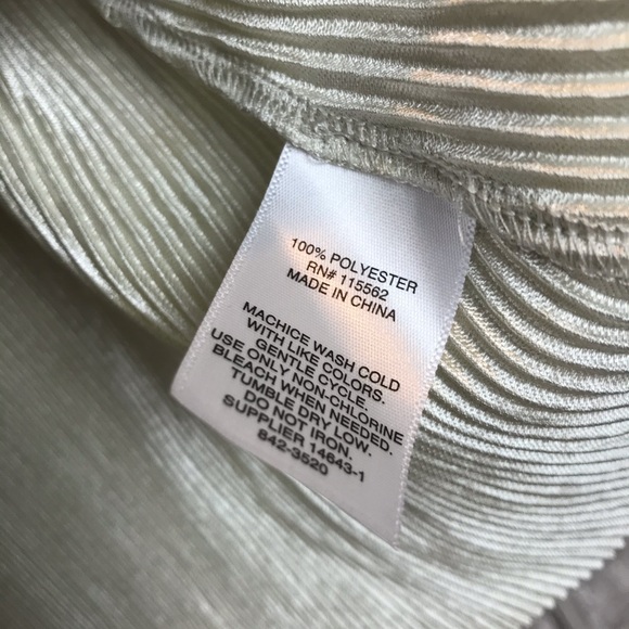 NWT a.n.a Off the Shoulder Plisse Top Size L - Picture 6 of 6